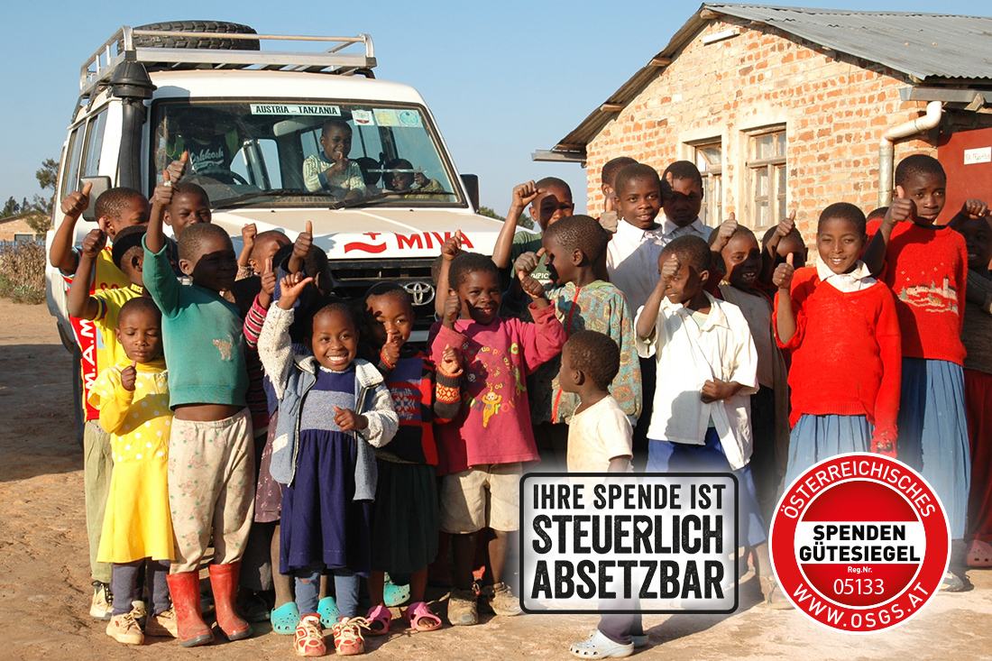  Eine Gruppe lächelnder Kinder steht vor einem Backsteingebäude und hebt die Hände. Hinter ihnen steht ein weißes Fahrzeug mit der Aufschrift „MIVA“ auf der Vorderseite. Ein eingeblendeter Text und das rotes österreichische Spendengütesiegel weisen auf steuerlich absetzbare Spenden hin.
