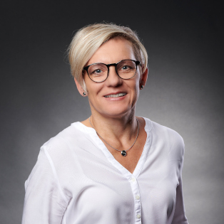 Portrait photo of Alexandra Salmhofer, taken from the front